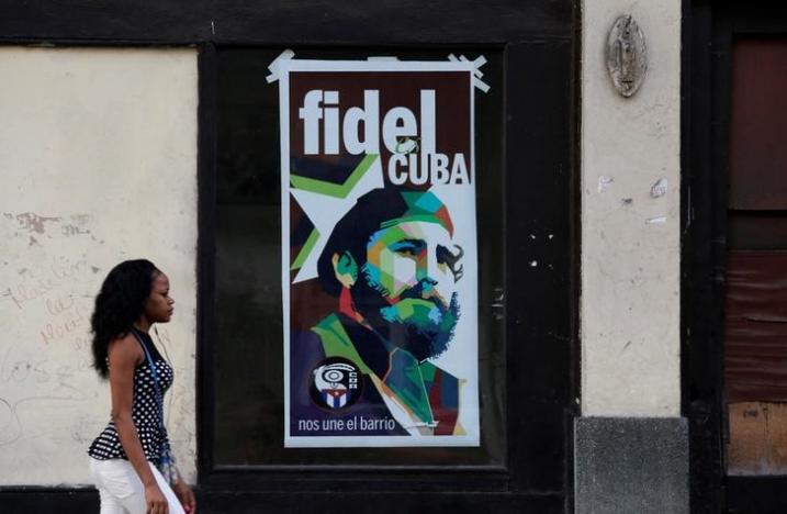 With a cry of 'Viva Fidel!', Cubans begin mourning for Castro